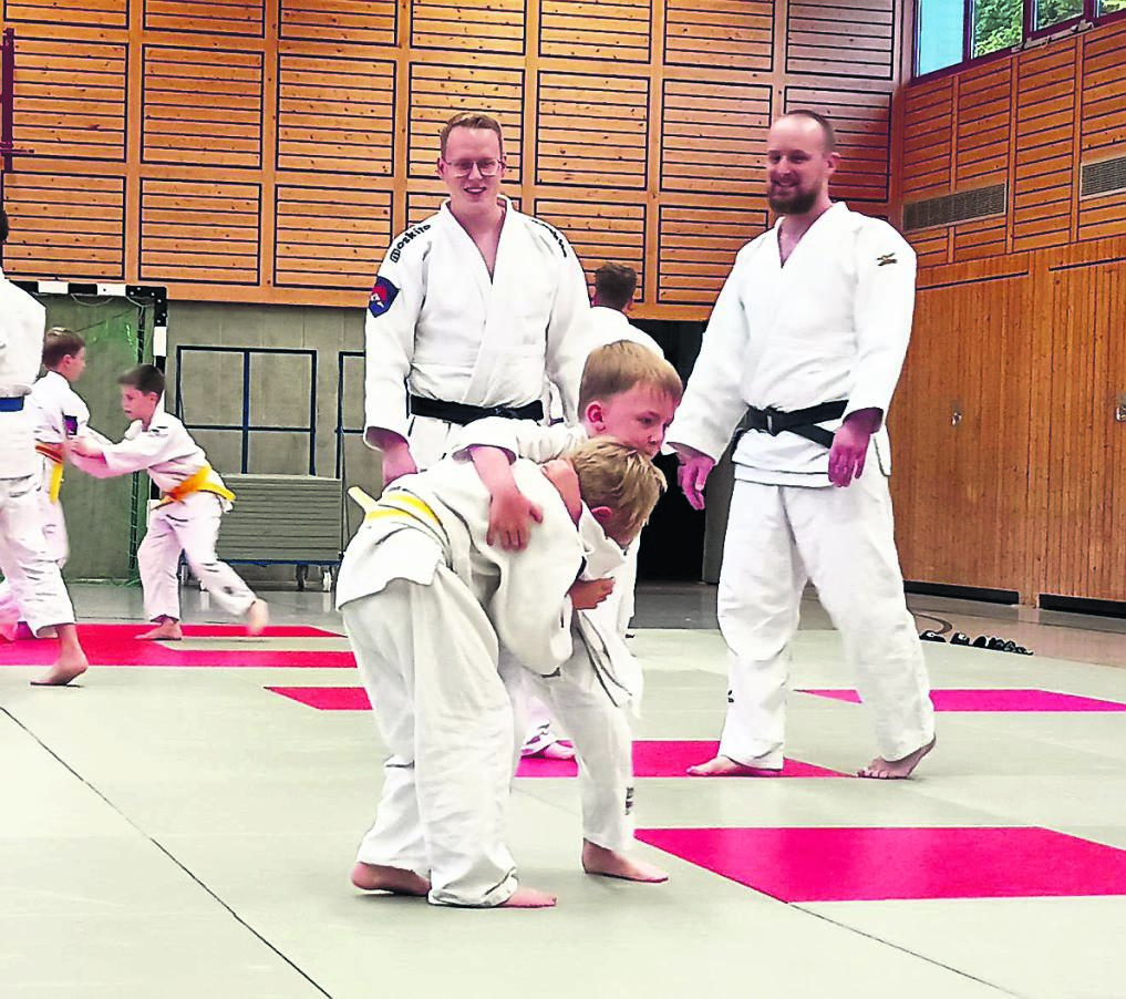 Lukas Jäger (links hinten) und Michael Herbst (rechts) beobachten den Zweikampf der jungen Judoka u